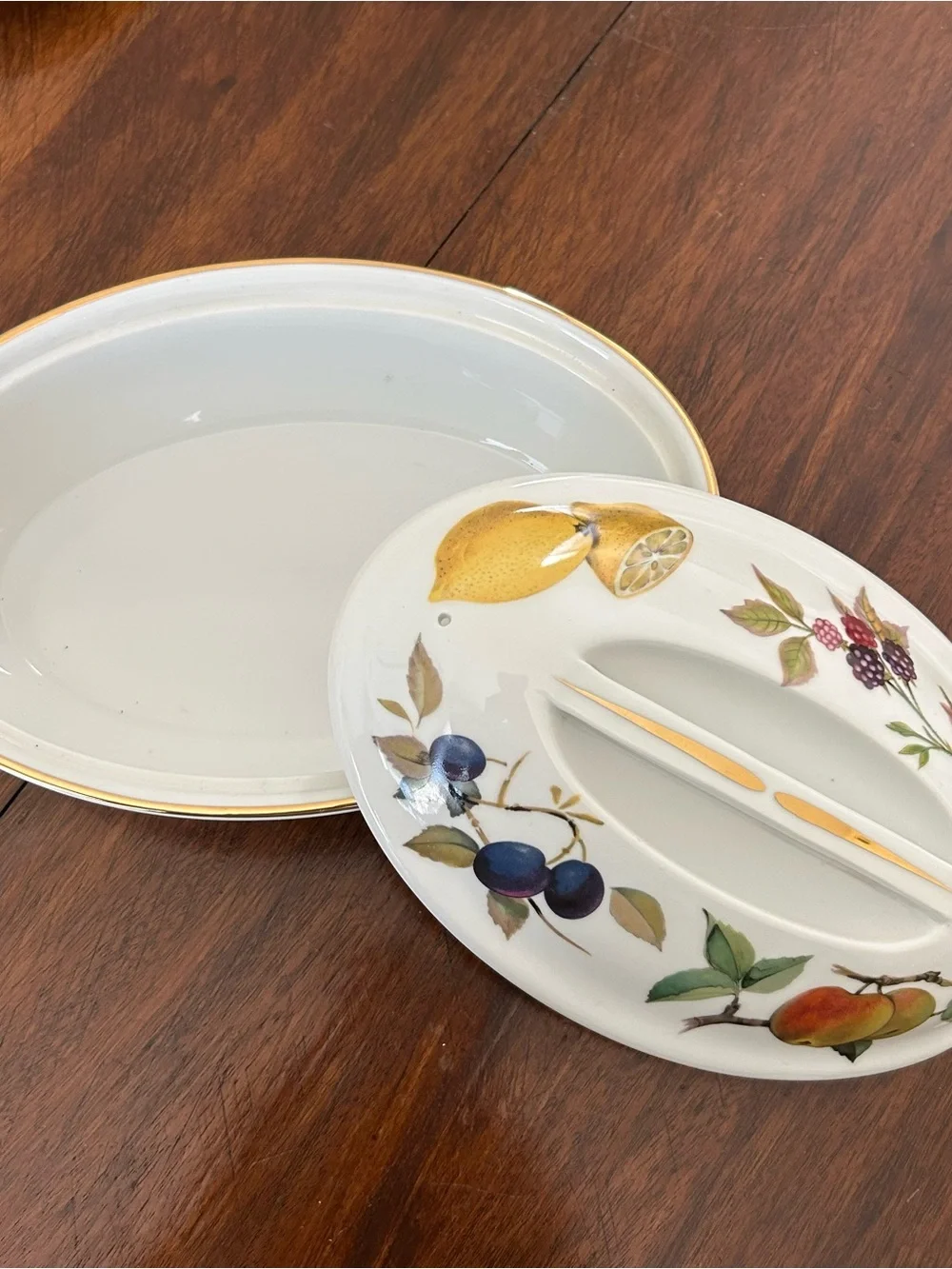 Royal Worcester Evesham covered casserole dish shape 21 size 3